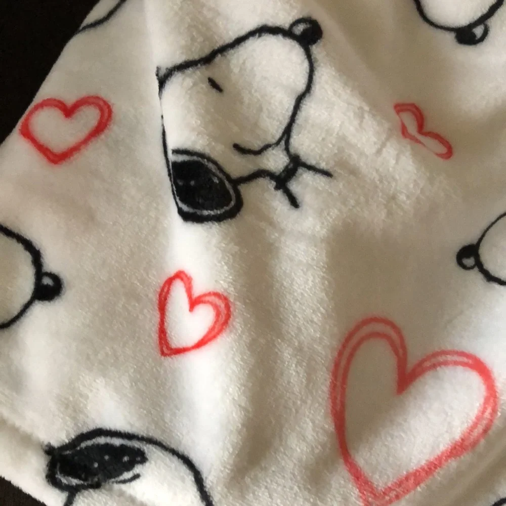PEANUTS Snoopy Heart Plush Throw Blanket
